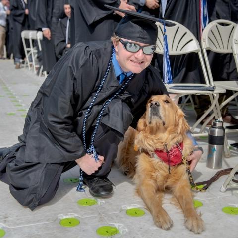 毕业典礼上带着服务犬的学生